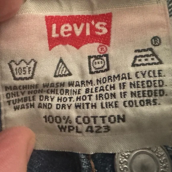 Levi’s Denim Dark Wash Blue Jean Cutoffs  Shorts Women’s Size 32 euc - Picture 9 of 11